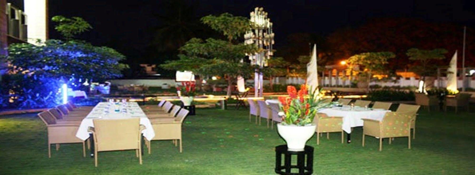 Royal Orchid Central Kireeti Hampi, Hospet Extérieur photo
